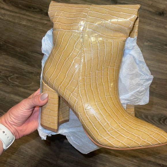 Never been worn. Still in box and wrapping - Picture 2 of 3